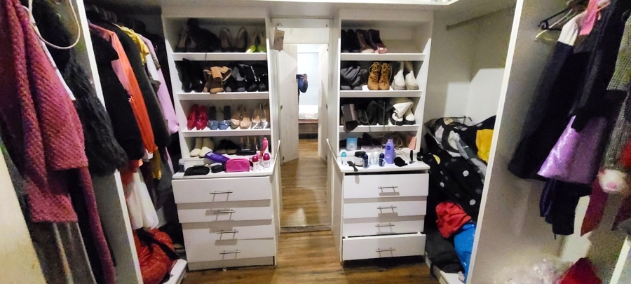 5 Bedroom Property for Sale in Malibu Village Western Cape